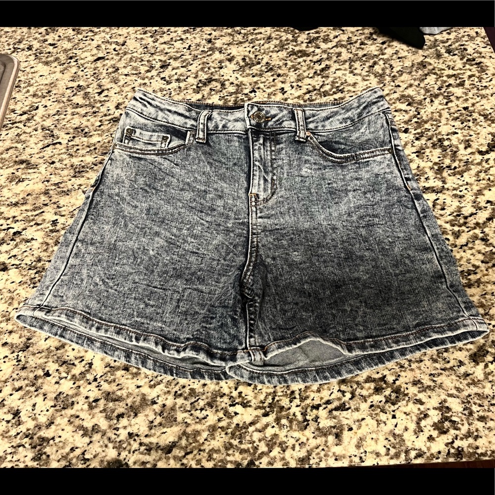 HIGH WAISTED ACID WASH SHORTS - Picture 2 of 5